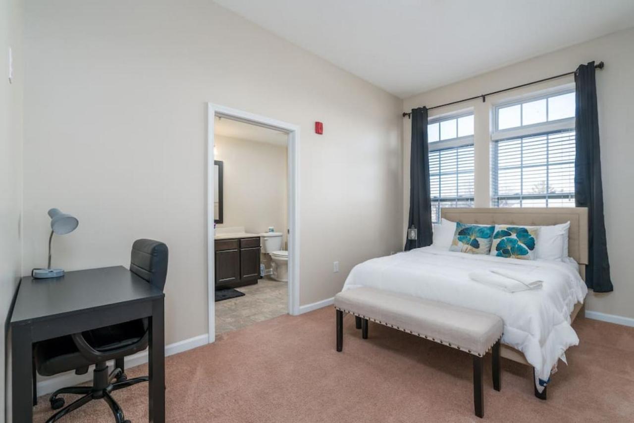 Private Bedroom Downtown Indy - Shared インディアナポリス エクステリア 写真