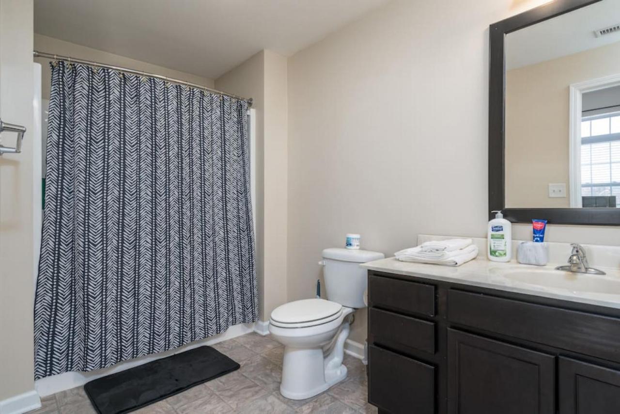 Private Bedroom Downtown Indy - Shared インディアナポリス エクステリア 写真